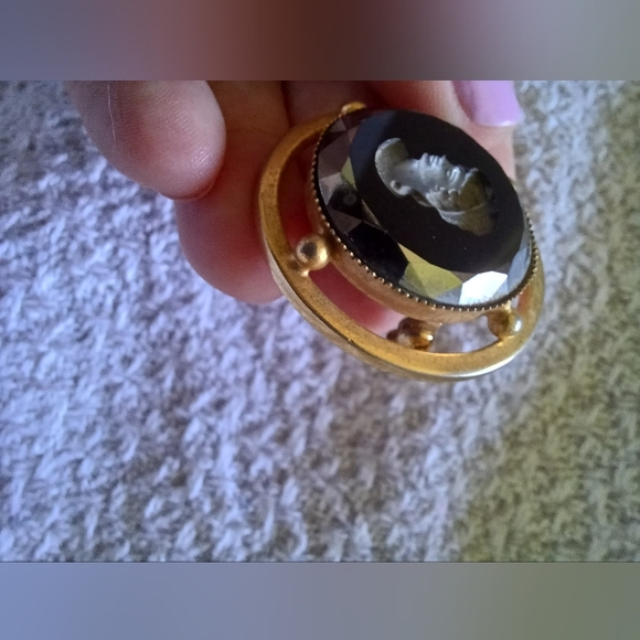 Super Cool Etched Black Glass Cameo Brooch - Picture 5 of 7